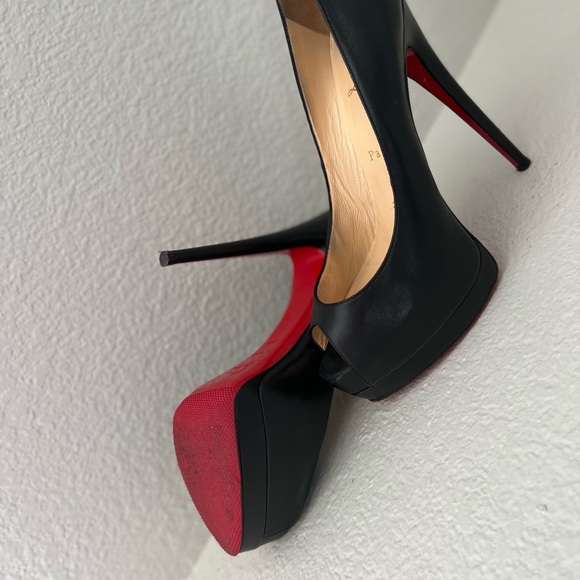 Christian Louboutin Very Privé 120 Peep-Toe Patent Leather Pumps - Picture 2 of 5